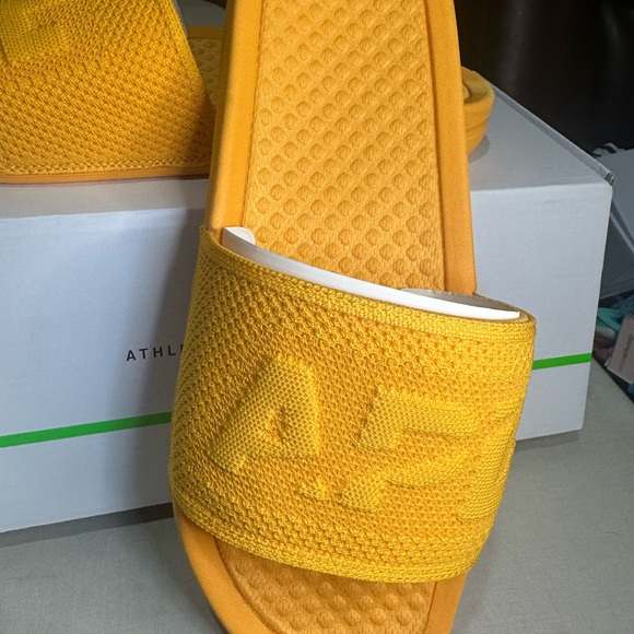 645. NEW SIZE 11 APL Bright Yellow Slide Sandals - Picture 3 of 5